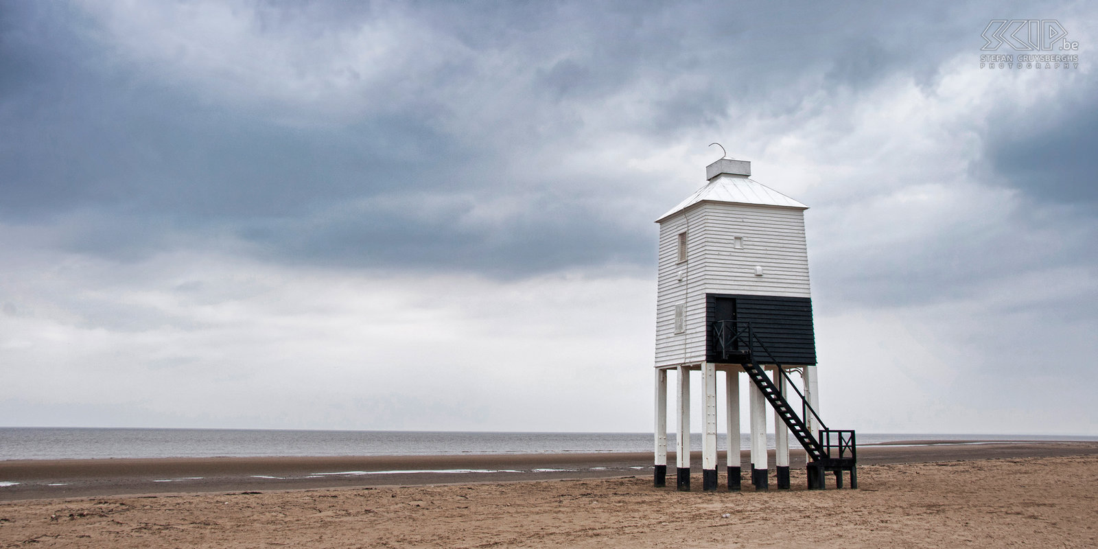 Burnham Lighthouse The Burnham-on-Sea Low lighthouse is a wooden lighthouse which stands on nine wooden piers. Stefan Cruysberghs